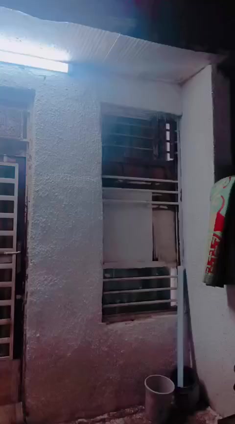 السلام عليكم بيت 90 متر متكون من طرمه واستقبال ومطبخ وحمام ومنور وغرفه  ومتوفر السحب والكهرباء خطين والماء وقريب عل شارع السعر 30 وبي مجال بسيط
ملاحضة سندويج تصلوا على رقم *********** وبي وساب أو تراسني خاص وشكرن
