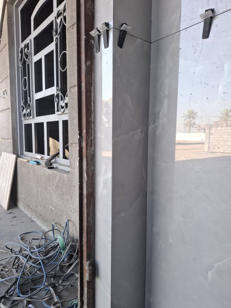 جانب من أعمالنا المستمرة فى  بغداد، حيث نعتمد أحدث التقنيات في تركيب جدران البورسلين باستخدام المادة اللاصقة ونظام التسوية System) (Leveling لضمان استقامة مثالية وشكل عصري يدوم طويلأ.
ابو عزام *********** 
ابو جود ***********
