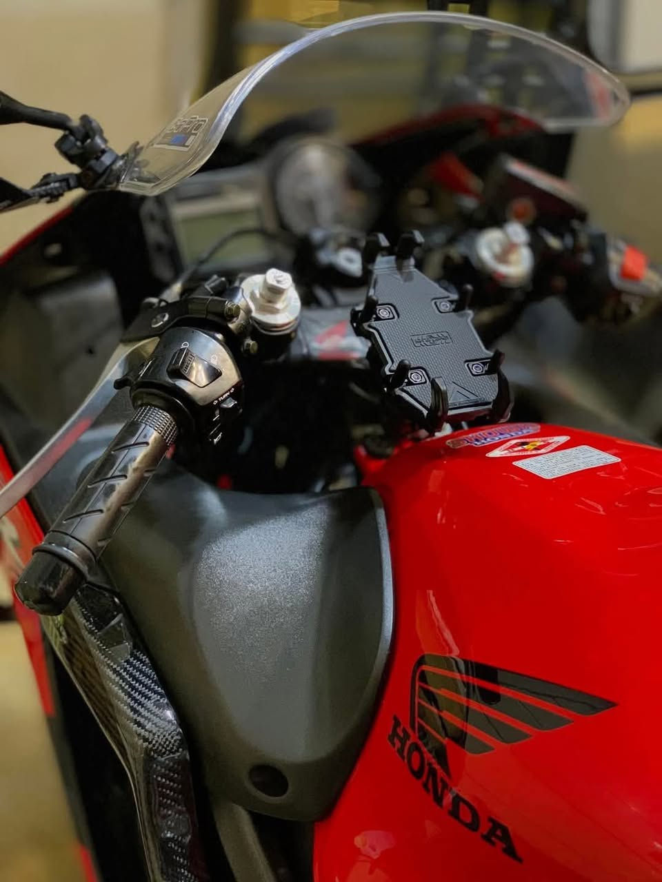 هوندا f4i 600 كشن منفصل الدراجه نظيفه ومكفوله من كلشي  بدون اوراق  دراجه نظيفه وكامله العنوان البلديات  السعر ٣٣ رقمي  *********** خابرني وتدلل بيع فقط  واي تفاصيل اتصل
