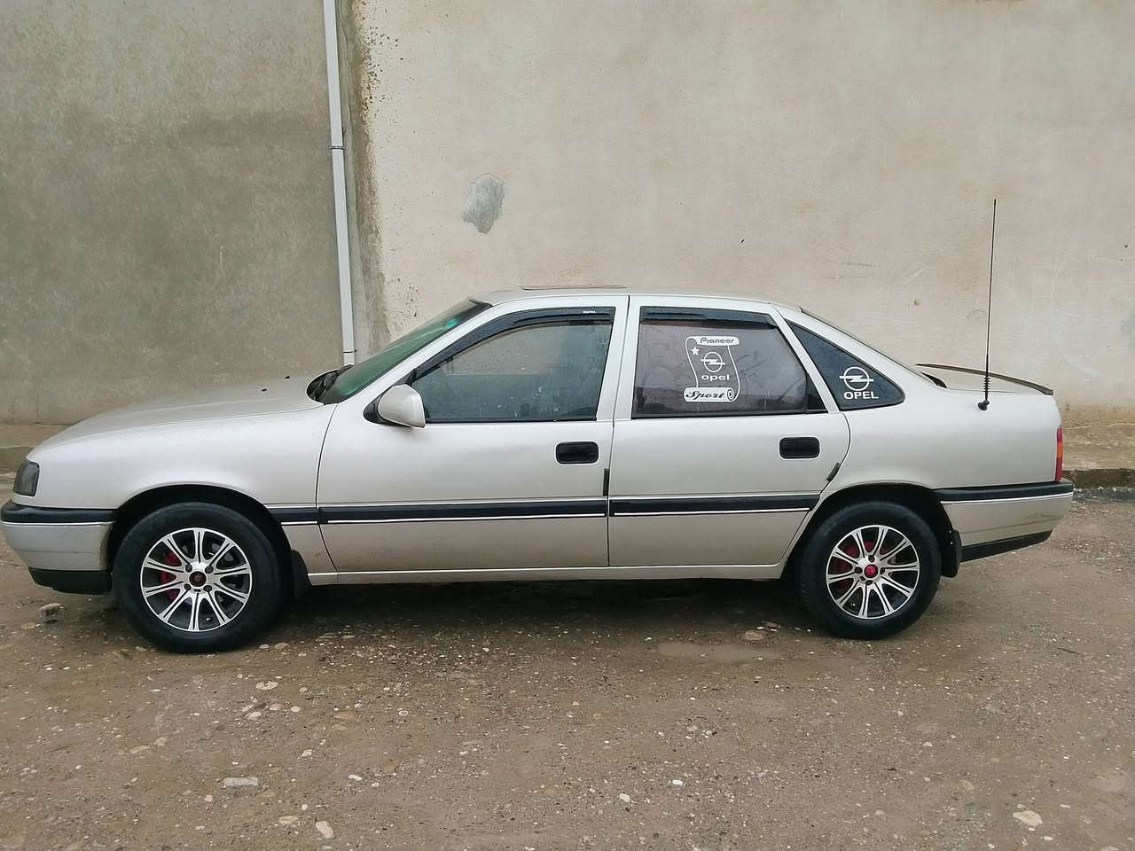 السلام عليكم
للبيع أوبل فكترا حجم 18رقم نينوى اجنبي جديد السيارا بسمنا كاربون بانزين بيها ورقي موديل 91 صبغ جماليه بدون ضرر مواصفات سلايت +بور +طخم جديد +تواير جدد
 +دوشمه جديده سيارا ترايك وين ما تريد شرط التحويل السعر 47وبيها مجال 
الاستفسار على الرقم ***********/***********
