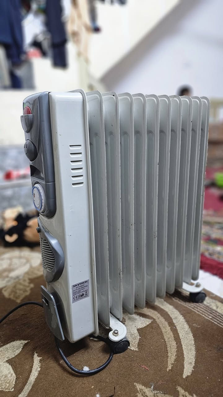 السلام عليكم للبيع صوبة زيتية 11 خانه نضيفه جدآ استخداد موسم واحد الصوبة فيها مؤقت تشغيل واطفاء وفيها فان هيتر خارجي هواء حار جدآ وحساس عند سقوط الصوبة السعر ٥٠ الف فقط *********** واتساب (بلد)
