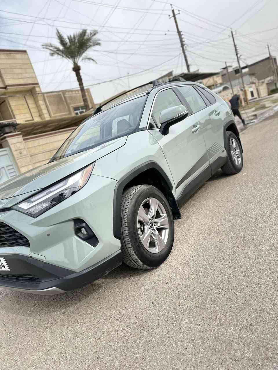 سلام عليكم راف فور موديل 2023 هايبرد XLE الاون سمنتي حادث السياره امامي تبديل بنيد فقط ماشيه 34 (م)اني مكلف بل النشر رقم صاحب السياره  *********** مكان السياره بغداد حي العامل
