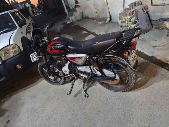 السلام عليكم دراجة بوكسر جبلي للبيع موديل 21 السعر 1400 مجفته وبيها ظربه بسيطة ب الشاصي سنوية ولوحات انگليزي مكاني الناصرية 
رقم موبايل ***********
