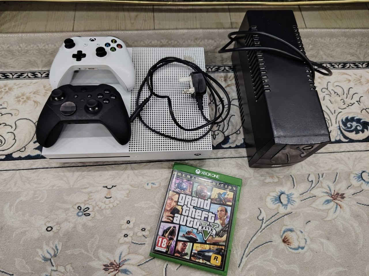 السلام عليكم  متوفر اكس بوكس وان اس للبيع ويا يو بي اس وقرص GTA ويدات 2 اصليات. 
السعر:  225 الف وبيه مجال
للتواصل الرقم:  ***********

