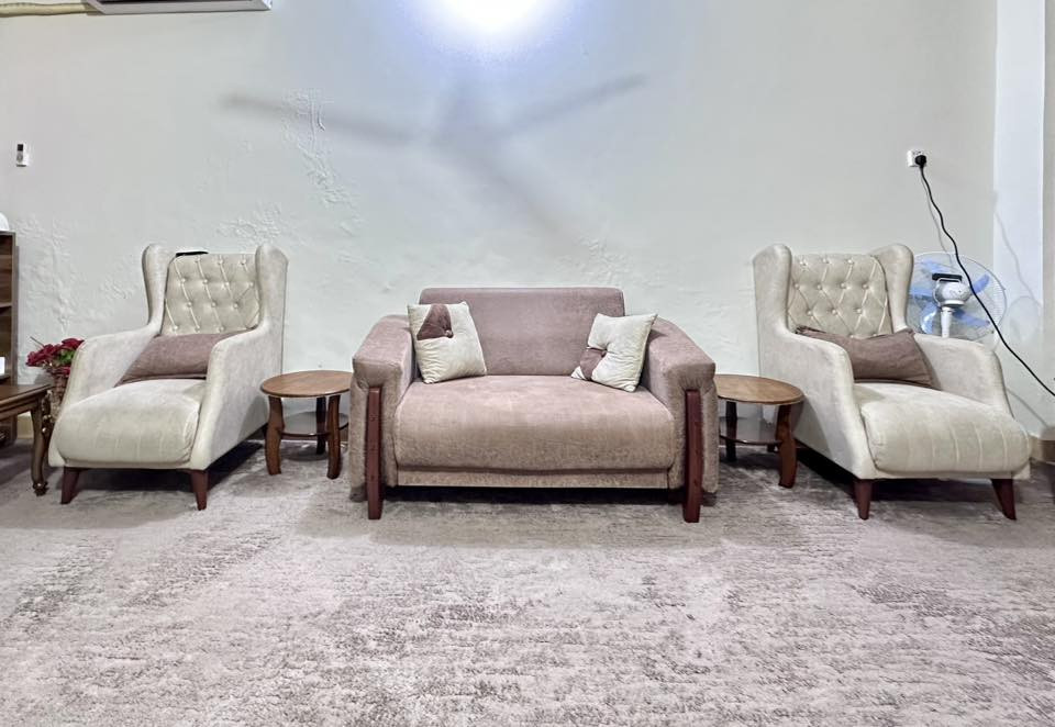 السلام عليكم
تخم قنفات للبيع تركي استعمال قليل 
٥ قطع كما في الصورة
المكان البصرة حي المهندسين
السعر ٥٠٠ 
***********
