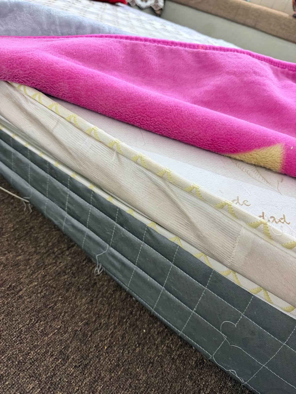 دوشك جربايه طبي 3 طبقات + يحتوي على طبقة طبيه مريحة للظهر قوي جداً جداً اسفنج عالي جداً مينزل ابد ابد 
مكانه ناصريه سومر مكلفه بالنشر الشراي يراسلني ناصرية, ذي قار


**إذا كنت صاحب هذا الإعلان وتريد حذفه لأي سبب، رجاءا أرسل رسالة إلى الدعم الفني**