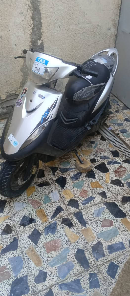 سلام عليكم دراجه للبيع مكينه مبدل بيها بس ولفات صالنصه FM كهربائيات كلها شغاله ب 525قفلها مكاني بغداد مدينه الصدر الاورفلي واتساب ***********
