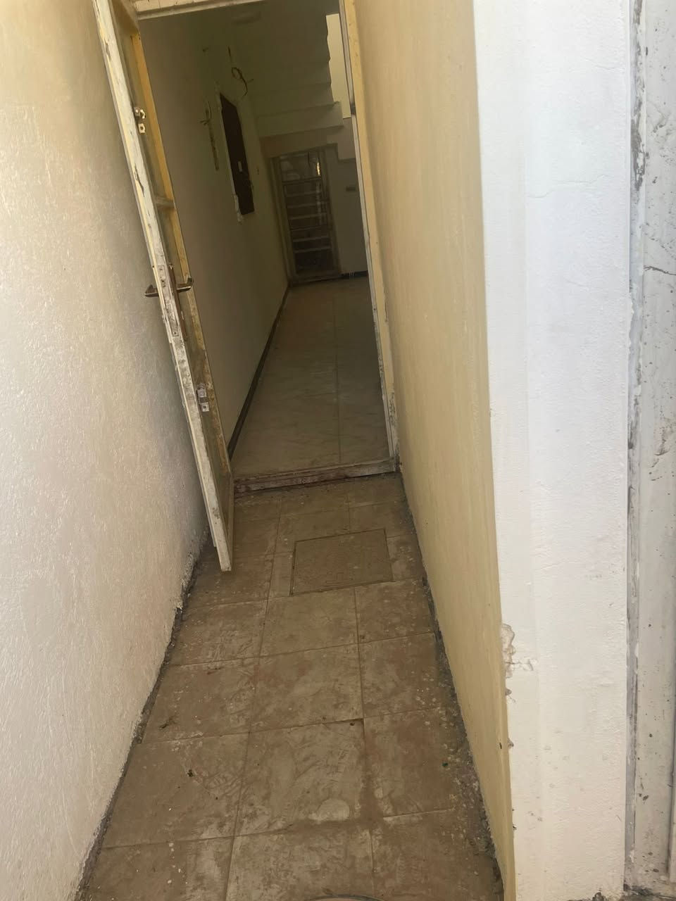 السلام عليكم
دار للايجار زراعي المساحة 100ـم  ثلاث طوابق
الطابق الاول مدخلين +استقبال +حولي كبير +غرفة نوم + صحيات
الطابق الثاني غرفتين نوم +صحيات+حولي
الطابق الثالث غرفة نوم +بيتونة وسطح
البناء حديث درجة اولئ
العنوان هورجب قرب جامع الازهري المنطقة مبلطة وماء وكهرباء 
يبعد عن شارع 60  (700) متر
ملاحضة المنطقة مسكونة بالكامل
للاستفسار اكثر الاتصال بالرقم
***********
