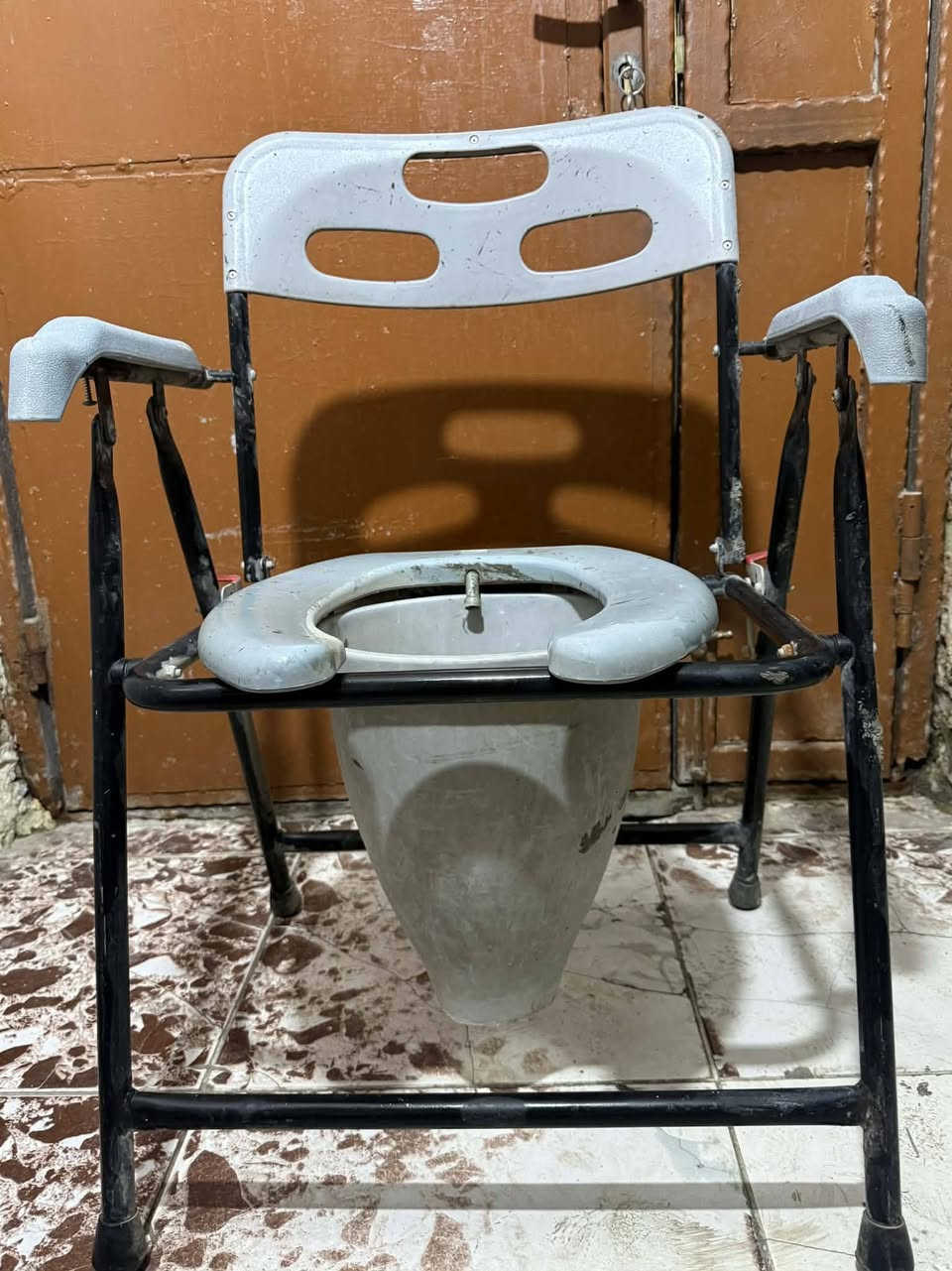 السلام عليكم الى من يهمة الأمر هذا الكرسي الي محتاجة يجي يأخذة اريد انطي لوجة الله
الاتصال ع هذا الرقم ***********
