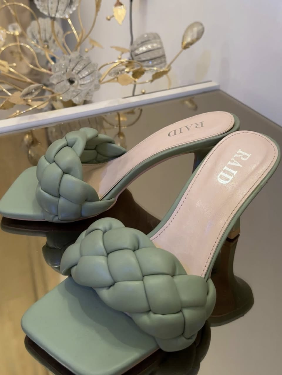 مرحبا بنات عندي هذا سليبر يلبس قياس 37
 مستعمل قليل ونظيف جداً ابيعه على 15 اخذته ب55 يورو من موقع RAIDصناعة بريطانية


**إذا كنت صاحب هذا الإعلان وتريد حذفه لأي سبب، رجاءا أرسل رسالة إلى الدعم الفني**