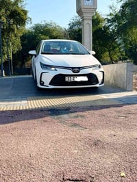 للبيع كورلا هايبرد 2025 ماشيه 10.000كيلو متر فول فول مواصفات  سلايد فت...