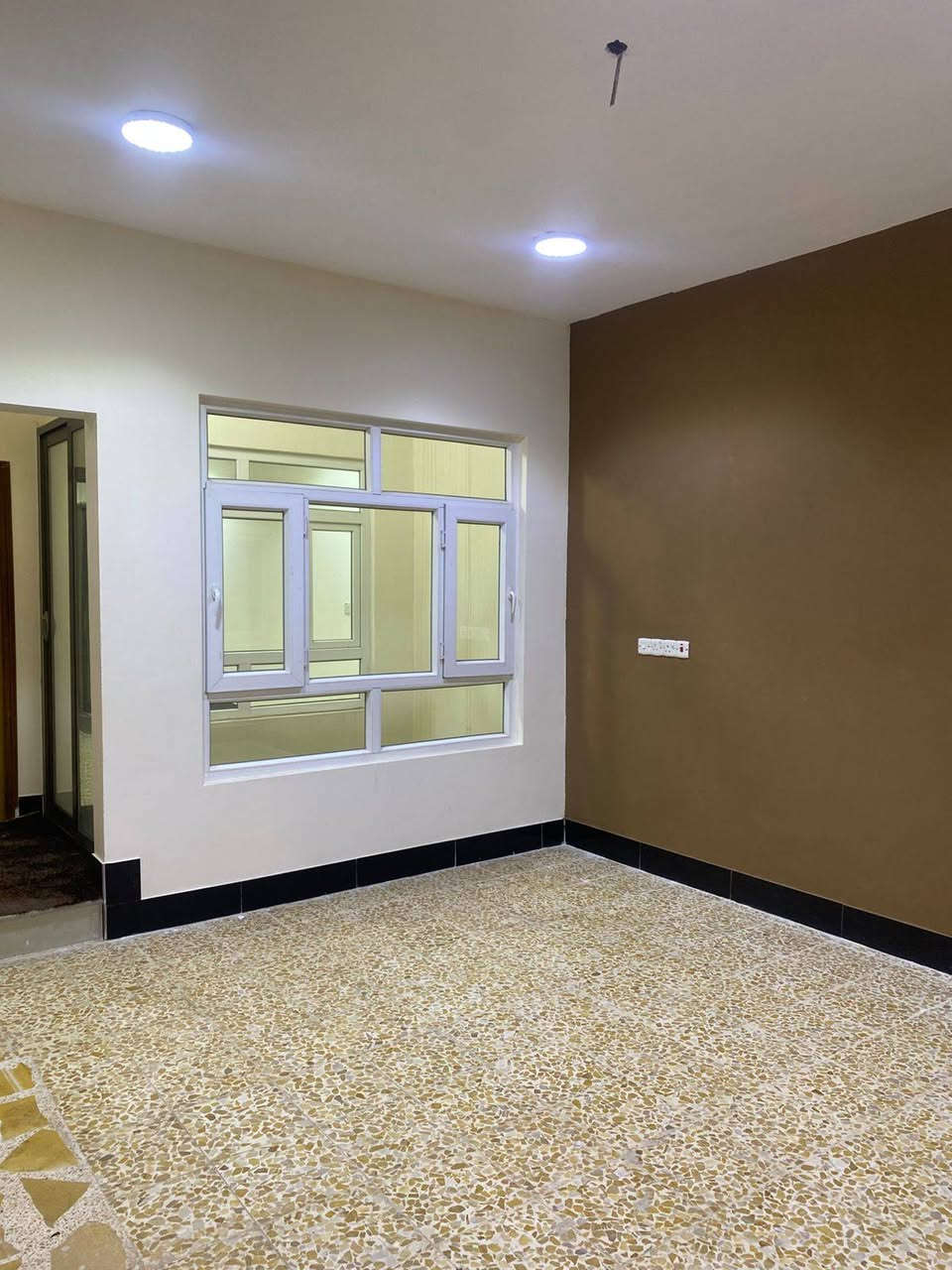 دار للايجار
الموقع حي جابر بن حيان.
مقابل بانزيخانة العربي في حي العربي.
مساحة الدار ١٥٠ متر طابقين
الطابق الأول.
كراج واسع +مطبخ+ صحيات+ هول +استقبال+ غرفة نوم
الطابق الثاني.
٣ غرف نوم صحيات.
ملاحظة مطلوب عائلة صغيرة.
بدل الايجار الشهري  المطلوب   ٦٥٠ الف 
للاستفسار والتواصل الاتصال على الرقم
***********
او زيارة موقع المكتب الكائن في حي الحدباء سايدين جامع الغفران قرب مركز شرطة الرماح داخل عمارة سدرة المنتهى
