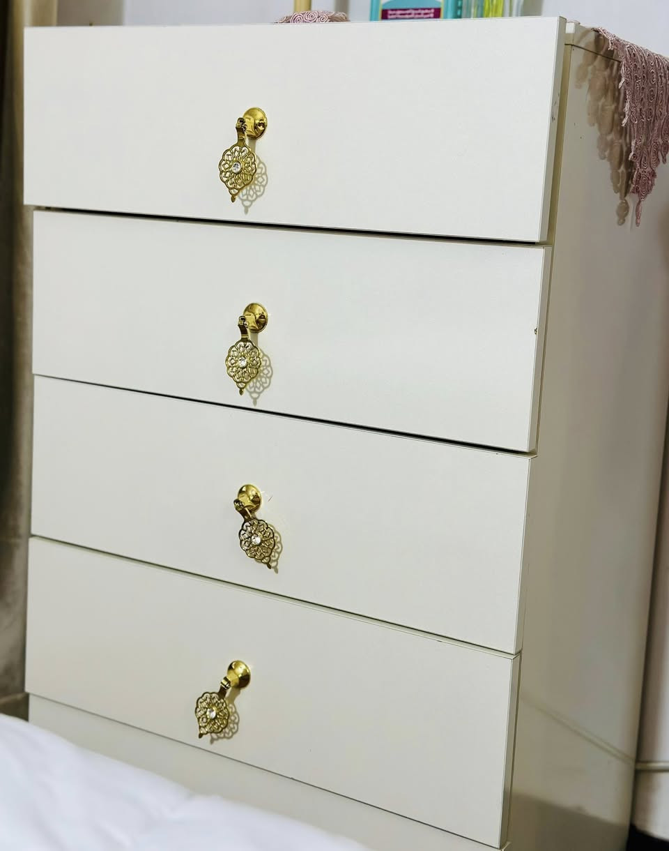 السلام عليكم
غرفة نوم تركية خشب اصلي وثقيل نظيف وتصميم راقي 
القطع كالاتي:كنتور ٣ ابواب سلايد ضخم مع ميّز تواليت وطابورية وسرير مزدوج جديد ومجرات عدد٥ 
بالعافيه على اللي ياخذها جديدة ونظيفه وتكمة 
المكان بغداد:اليرموك 
السعر مليون وبي مجال قليل 
للاستفسار : 
0781 723 4342
