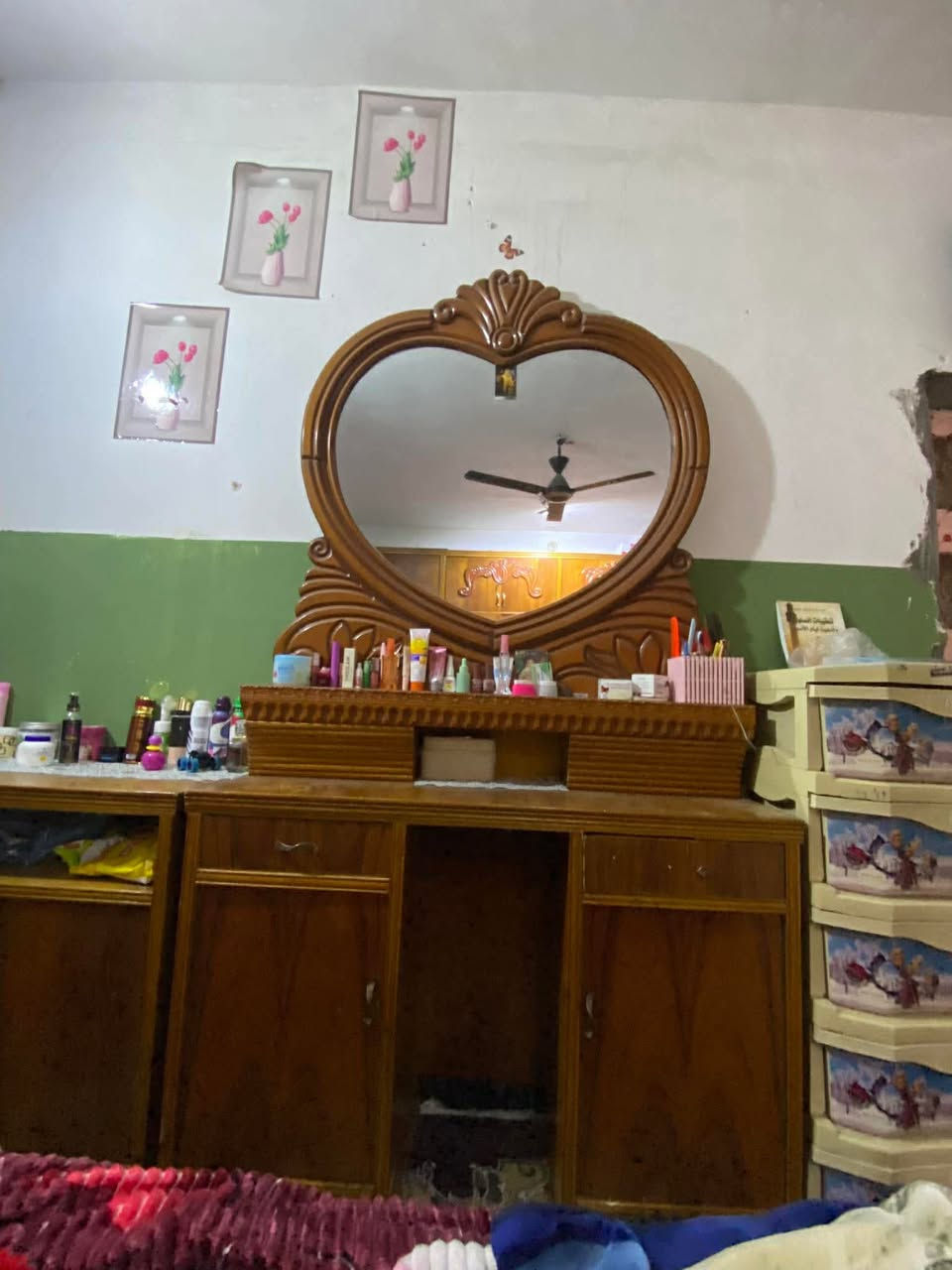 السلام عليكم غرفه نوم نجاره ثكيله كلش ونضيفه كامله ٥ قطع للبيع سعره ٥٠٠ وبيه مجال قليل ***********
