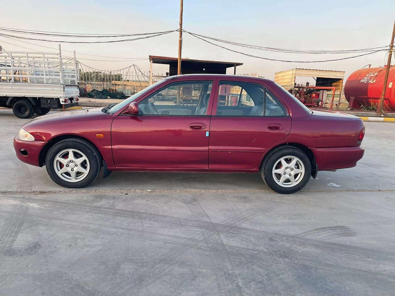 سلام عليكم
بروتون ويرا موديل 2004 
رقم نكليزي جديد 
مكينه كير جديد حاويه 
تعمير جديد على يدي معجون ماكو 
تخم تاير 
صدر خلفي امامي جديد 
سياره خير من الله 
مكان واسط صويره 
ستفسار ***********
