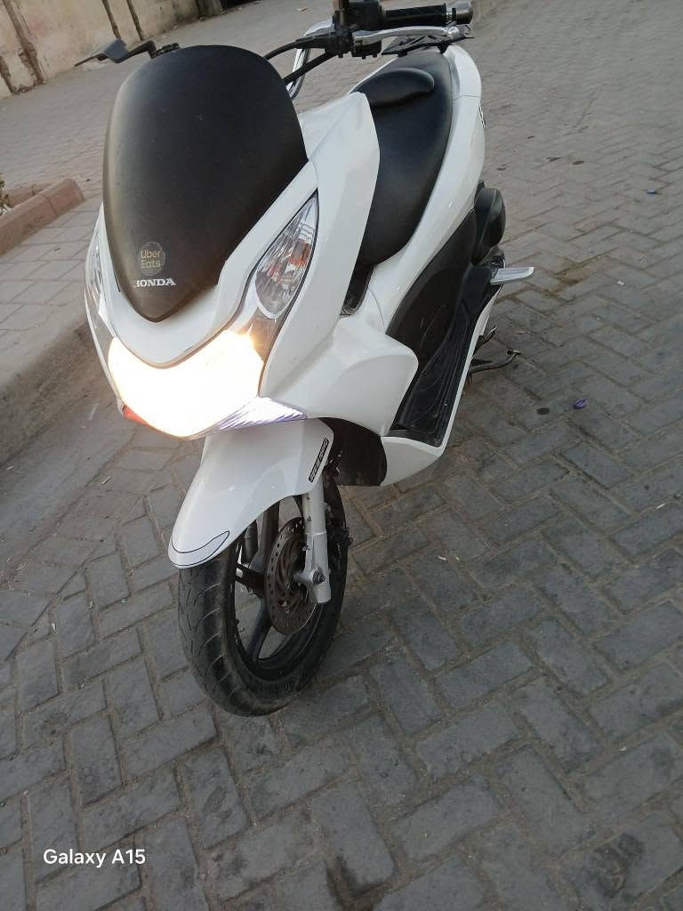 السلام عليكم للبيع دراجه pcxجيل الاول  دراجة  ماخذها رمبه الدراجه وأعلى ايدي حجم مكينه 150ياباني الاصلي دراجه جديده مال جناي وعلئ ايدي لون ابيض   
ياباني الاصلي دراجه كامله أستان كهربائي حساس ازدحام سويجات دراجه جديده الدراجه  احلا من الصور مال جناي المكان بغداد دراجة مكفوله اي نقص مابيه السعر مليون و٥٥٠
وبيها مجال بسيط الاستفسار *********** بغداد, العراق
