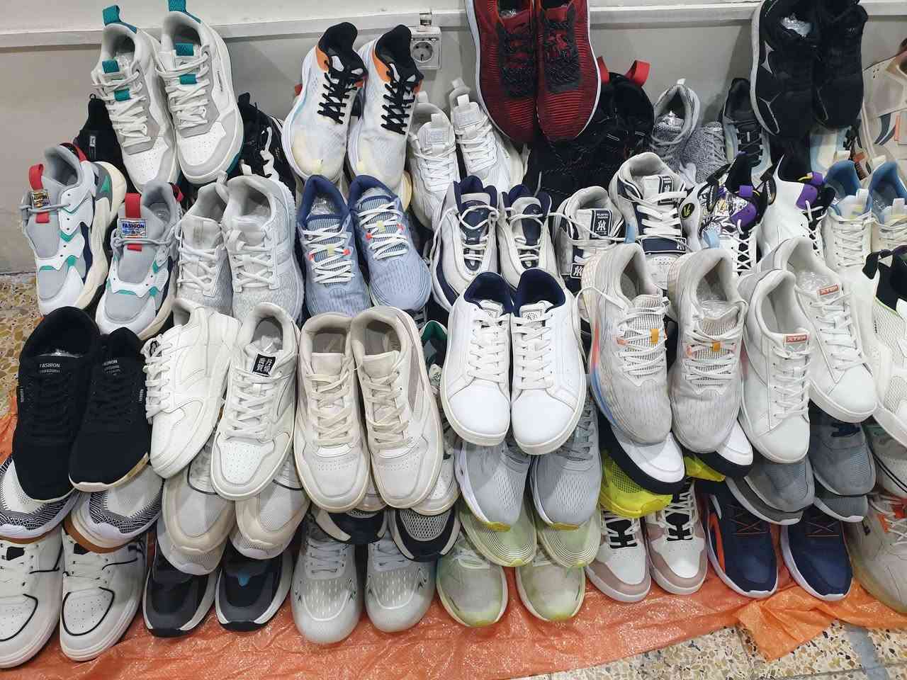 السلام عليكم احذيه سنغافوري اولى جاهزه ١٤٠ قطعه البيع جمله فقط للتواصل واتس ***********
