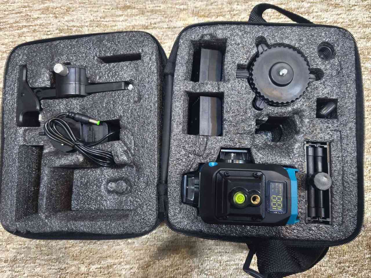 ليزر تسوية احترافي مناسب لأعمال البناء، تركيب السيراميك، الجبس، الأبواب، الشبابيك، الديكور وغيرها.
✨ المواصفات
  خطوط 360° 
 16 خط (4D)
دقة عالية ±0.2 ملم لكل متر
تسوية تلقائية (Auto Level)
مدى عمل حوالي 20 متر
بطارية ليثيوم
مقاوم للماء والغبار IP54
يعمل بخط أخضر 
🔥 إضاءة قوية جداً – واضح حتى في الأماكن المضيئة
🔋 وقت تشغيل إلى 5 ساعات
🌡 يتحمل درجات حرارة مختلفة
مناسب للمهندسين، البنّائين، الكهربائيين، النجارين، وأعمال التشطيب. كركوك, العراق


**إذا كنت صاحب هذا الإعلان وتريد حذفه لأي سبب، رجاءا أرسل رسالة إلى الدعم الفني**