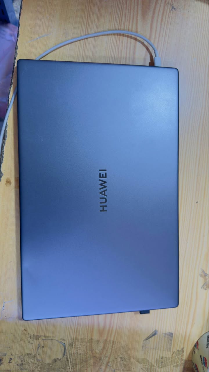 لابتوب هواوي ميت بوك (Huawei MateBook D15)
 المعالج: Intel Core i5-1135G7 (الجيل 11) – أداء سريع وممتاز للمهام المكتبية والدراسة.
 الرامات (RAM): 8 جيجابايت.
 كارت الشاشة: Intel Iris Xe (مدمج).
 نظام التشغيل: Windows 11 Home (أصلي).
 التصميم: هيكل معدني خفيف الوزن، نحيف وأنيق.
 الحالة: الجهاز بحالة ممتازة وجاهز للاستخدام. ذاكره 512 شحن تايبسي سريع
توصيل موجود اللاستسفار *********** بابل سده الهنديه كربلاء, العراق
