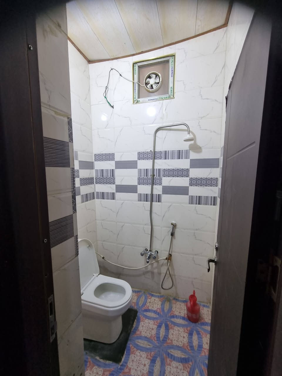 السلام عليكم بيت بالبوبيات عمود ٥٥ ،٤٠ متر مربع كامل من كلشي ونظيف طابق ونص رايده ب ٥٥ ونص بيع مستعجل ينباع هو وغراضه او بدون غراض ***********
