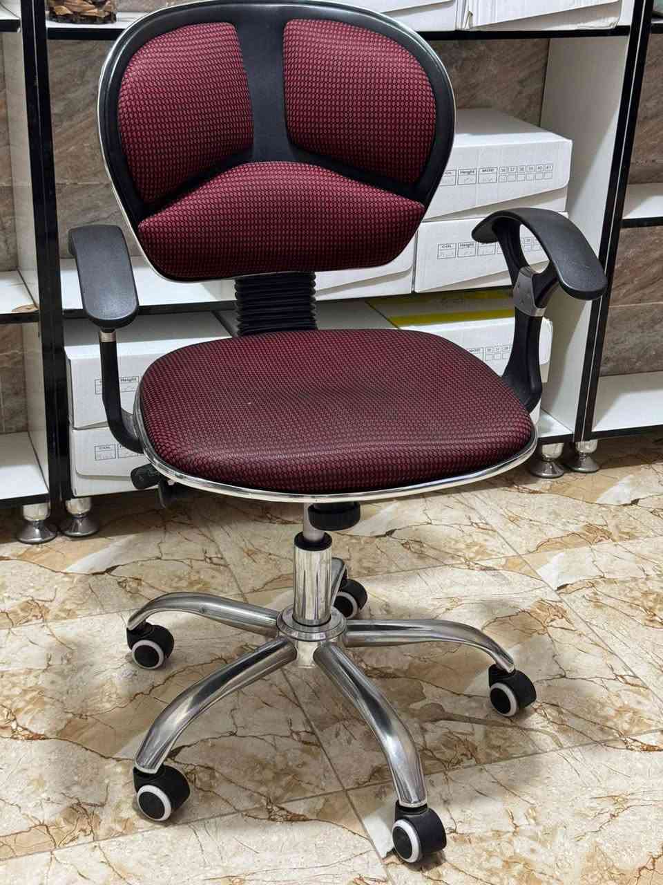 رفوف 10 قطع وميز وكرسي طبي للبيع للاستفسار***********
