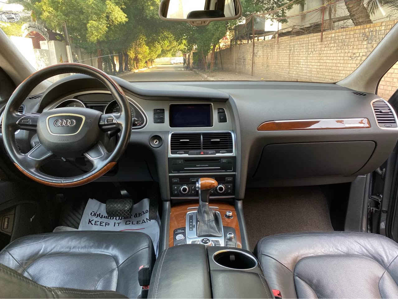 سيارة اودي Audi Q7 موديل ٢٠١٢ خليجي مواصفات السيارة طلب خاص فول فول سقف كنتارا بلادي داخل جلد اسود بلادي كشنات الامامية تدفئة وتبريد وخزن وضعيات ستيرن خزن وكهرباء وصاج بلادي قبضة كير صاج بلادي انارة مخفية بالابواب بردات بلادية بانوراما مع سلايد خلفي لمقاعد الصف الثالث ٧ راكب تبريد منفصل حتى لمقاعد الصف الثالث بلوتوث مع دي في دي منفصل بلادي مع رامات عدد ٢ مع هارد خزن بلادي مع سي دي جنجر عدد ٦ اقراص نفكيشن نضام ماوس وجي بي اس تشغيل نظامين بصمة او سويج ٥ وضعيات قيادة سستم صوت Bose مع دمام بالصندوق بلادي 
السيارة نظام جكات تصعد وتنزل حتى بالسرعات العالية تنزل من وحدها وحتى بالصندوق دكمة تصعدها وتنزل لسهولة حمل الامتعة 
دخول ذكي مع بصمة ابواب عدد ٤ انارة ترحب خارجية حتى بالمري الجانبية 
المري الجانبية خزن وهيتر وقلب عند الرجوع للخلف مع شفط قلاب 
كامرة خلفية بلادي حساس مطر الماسحات الامامية تفاعلية مع السرعات مع ماسحة خلفية لايت زينون بلادي مع ليد نهاري بك لايت ليد مع لايت متحرك مع الستيرن 
محرك وكير وحجر بيئة بلادي ما مفتوح 
محرك ٦ سلندر مع سوبر جارج قوة حصانية ٣٣٥ كير ٨ نمر شفتات كير بالستيرن السيارة كلها على البلاد غراضها كلها بلادية حتى العدة والسبير وستارة الصندوق 
بيها ربع الباب الخلفي صبغ عكس السائق 
ماشية ٢٠٢ الف كيلو متر حقيقي كل غراضها البلادية مال الشركة وياها كتلوكتها بصمات عدد ٢ وياها غراض الصندوق البردة والشبكة والفواصل كاملة
السعر : ١٥٠ ورقة وبيها مجال
موبايل : *********** بغداد, العراق
