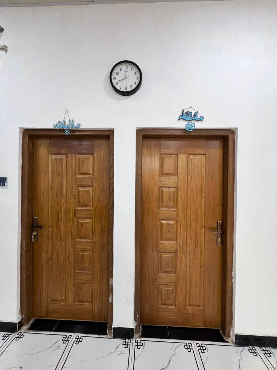 بيت للبيع بناء حديث طابو صرف زراعي أصولي سند 25 وكاله ونسخه من الطابو  البيت مساحه 135 مربع البيت ركن يحتوي على غرفتين نوم كبار 5في4 صاله كبيره 11 في 5 مطبخ تركي مفتوح عل صاله ستقبال 6 في 4 صحيات خارجيه وداخليه  + منور  البيت كله سحب معجون جوتن  المجاري عل نهر. الصطح مصلط ومضروب ماده روفت  البناء نص طابوك ونص بلوك السعر 78 العنوان حمدان قرب جامع التقوى ***********
