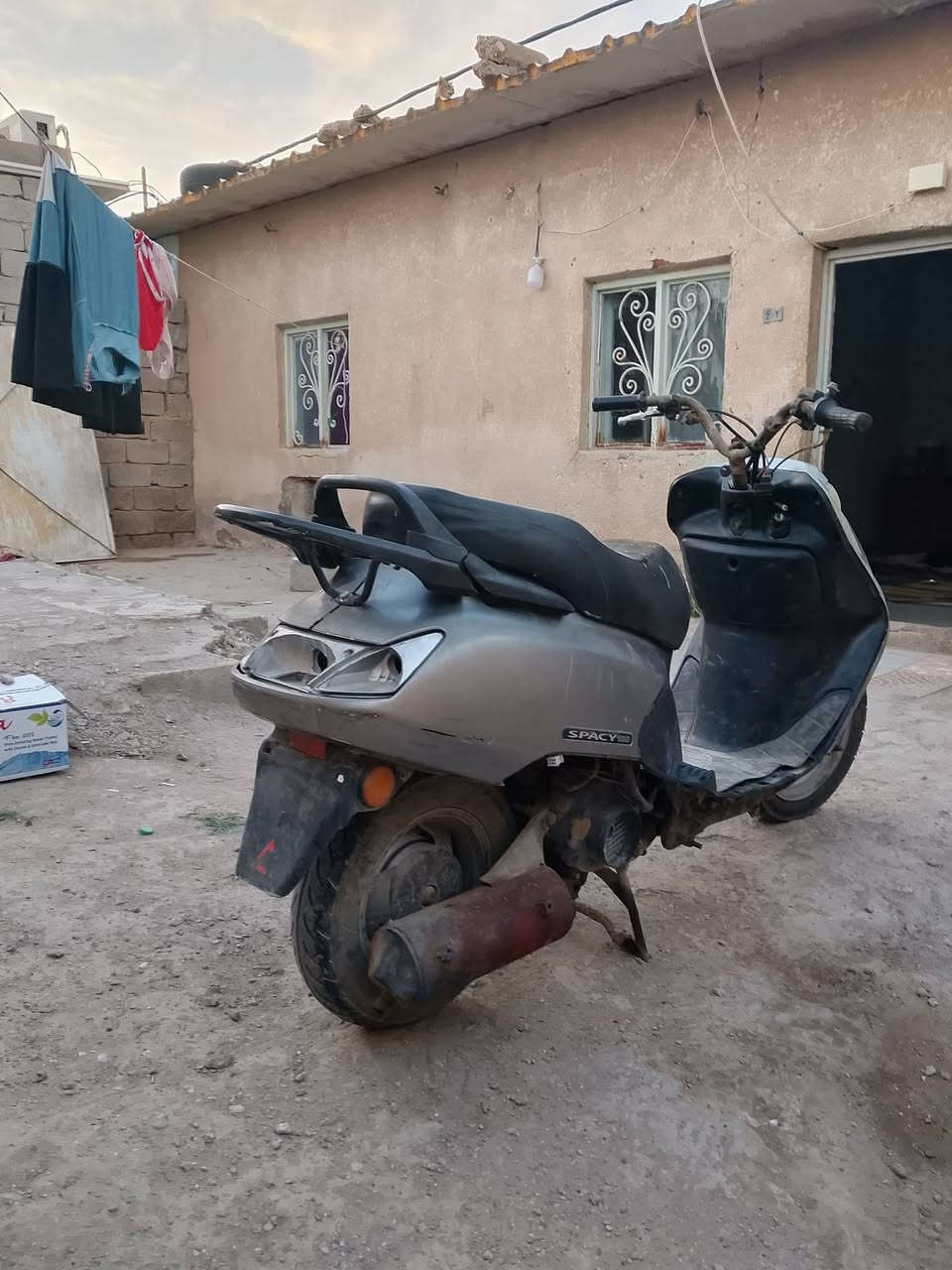 السلام عليكم ورحمه الله وبركاته دراجه سبيسي للبيع ما بيها اي شيء بيها فقط مشكله صغيره  يطلع من عندها  بس دخان يعني بوش وبستم السعر
 200 مكاني   الكوت واسط منطقه الوافدين 
رقم التواصل ***********
