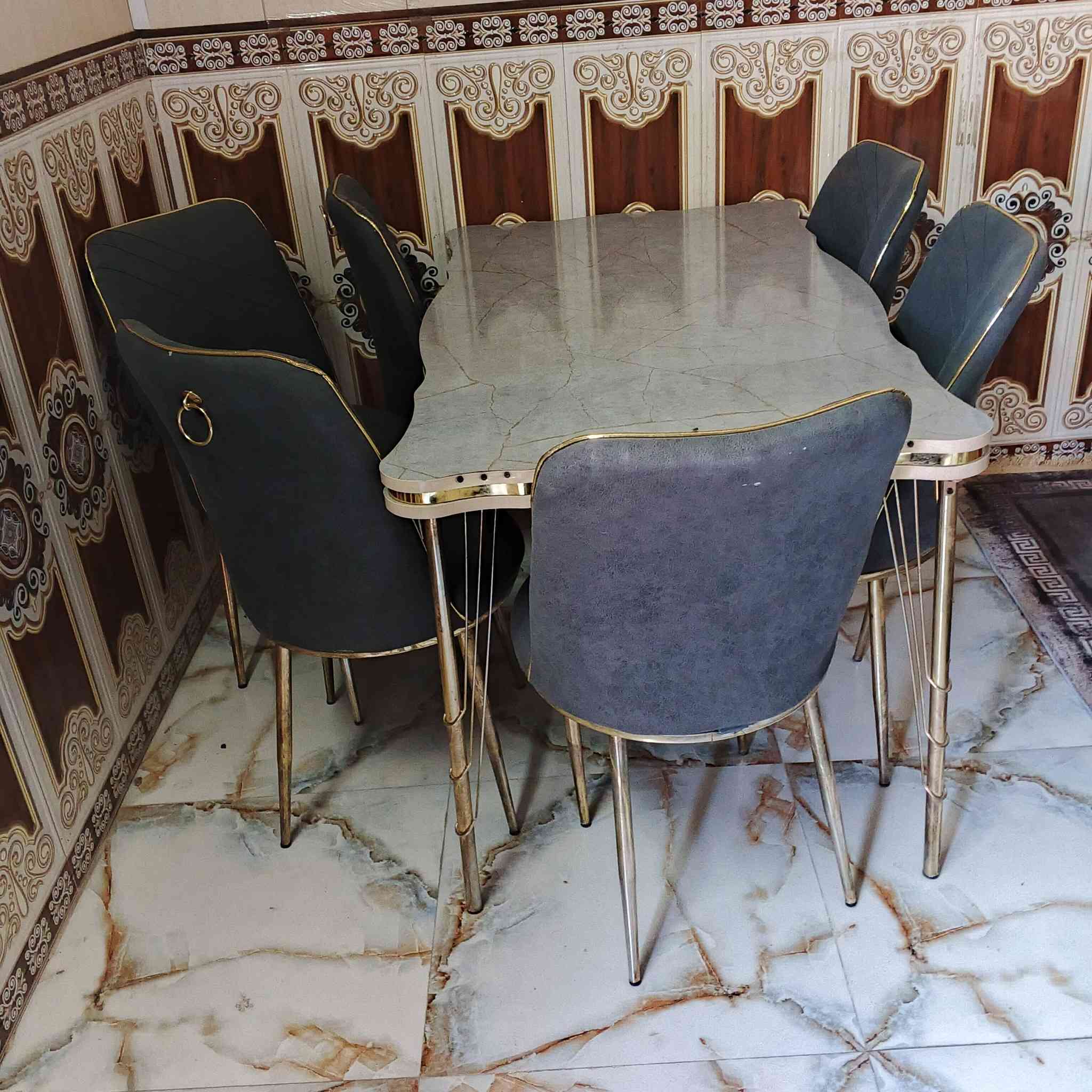 طبله وكراسي للبيع الطبله عاج ضد الكسر واربع كراسي صاحيات واثنين  معوجات رجليهن عدا ذني كلشي  ما بيهم الرقم***********   سعر 125وبيهن للشراي👍
