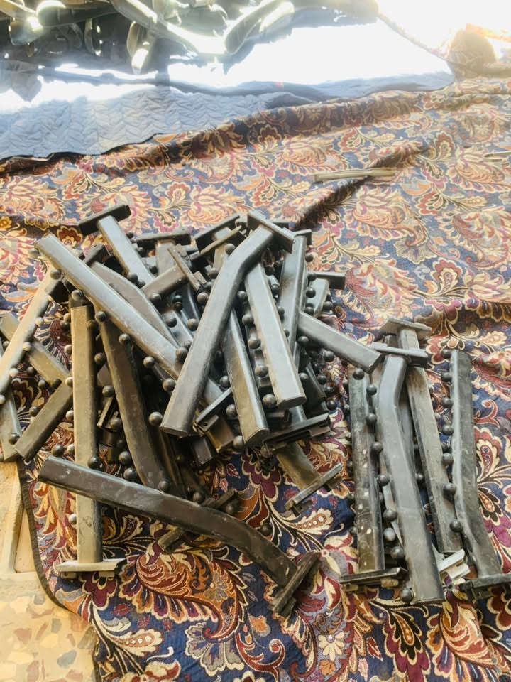 السلام عليكم تعزيله محل ستاندات كامله
تعلاكه ملابس عدد ١٦٠ قطعه
تعلاكه بجامه عدد ٩٥ احسبهن ٩٠
تعلاكه سجه ام 7 حبات عدد ٥٠
تعاليك حديد تفصال طول ٢ متر ام ٧ حبات
تعاليك حديد تفصال طول ١.٥ متر ونص ام ٧ حبات
ستاند كبير بجايم عدد ١
ذراع لتنزيل الملابس عدد ١ هديه  
سجج كامله عدد ٣٠
مرايه ديكور كبيره
السعر ٢٥٠ الف وبيهن مجال بسيط امانه الله مكلفاتني فوك ٣٥٠ لكن عزلت بسبب ضرف والحمدلله
مكاني بابل نادر ٢

للاستفسار الاتصال وبخدمتكم***********
المايعجبه السعر يجي ياخذهن بلاش ويروح بس لاتكسر بيهن
