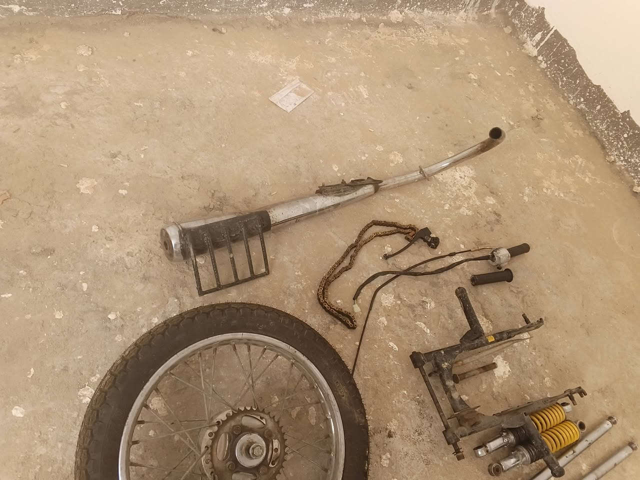 غراض تفصيخ ، كلمن وسعره . أي شي محتاج موجود . تايرات اطار + ويل التاير الخلفي ويل واطار جديد و جزب ايضا جديد دبلات خلفي وامامي كشن CDI الأصلي قاعدة حديد صينية نامة بلاد زلغ مابيها زنجيل الأصفر الأصلي هوه ودشلي صالنصة ام النجمة . شيال محرك هوه وبراغية .
دوسة وسط جسر 
هندر 
دوسة نمر 
اغلبيتهن جدد 

اذا تاخذهن كلهن احسبهن 110 
اذا بدون الكابريتر

الكابريتر جديدة مستخدمها سبوع واحد


**إذا كنت صاحب هذا الإعلان وتريد حذفه لأي سبب، رجاءا أرسل رسالة إلى الدعم الفني**