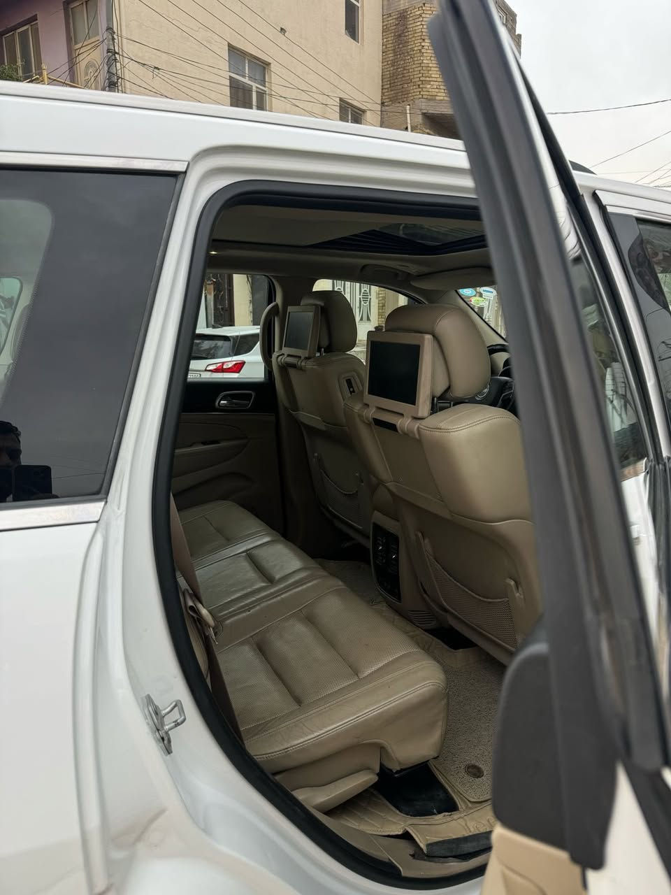 سلام عليكم 
🌷كلشي مذكور بالمنشور 🌷
جيب خليجي گراند شيروكي 2018 
لمتد بلص( limited plus) فول للاخير 
ثلاث شاشات
رقم بصرة 
كامرة حساسات خلفية امامية  
مري شفط وقلاب  وتعتيم ضوء العالي 
اوتو ستوب 
اوتو ستارت اطفاء المحرك في الازدحامات لتقليل الصرف 
نظام سبورت و اقتصادي 
سقف بنوراما 
كراسي كهرباء و تدفئة و تبريد 
ستيرن  كهرباء و هيتر 
كراسي راكب تدفئة 
جنطة كهرباء 
قطعتين تبريد 
لايتات وبروجكترات زنون
سيارة ماشية 119 ميل  
ملاحظة :
السيارة بيها مكان واحد بارد و حالوب بالبنيد فقط بدون تكم ولا قمارة
السعر ٢٥٠ ورقة
مكانهة بصرة زبير 
***********
