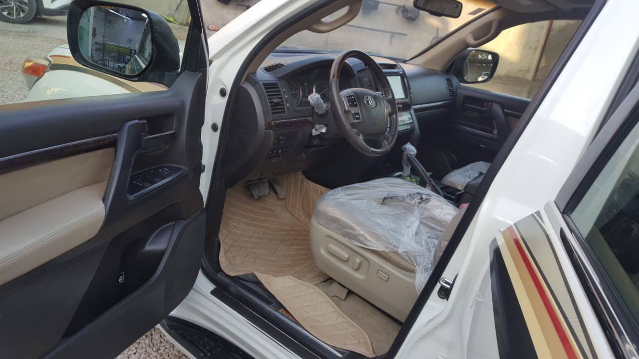 لاندكروز ستينية ٢٠١١ جديدة ماشية ١٨٥ الف كم
مكفولة من الصبغ 
السعر ٣٢ الف وبيها مجال قليل
مكان السيارة حلة 
للاستفسار ***********
