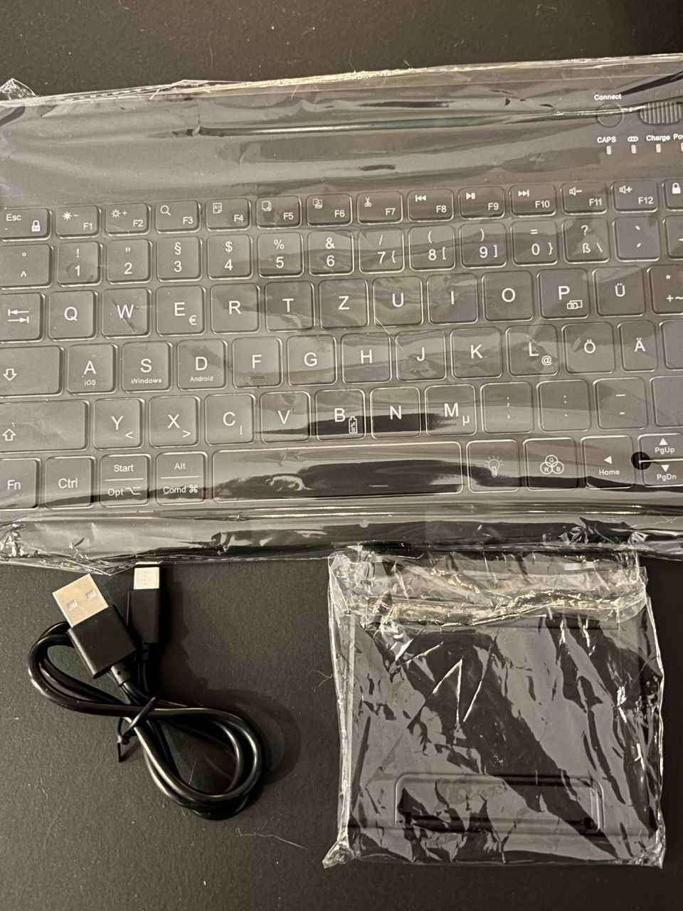 لوحة مفاتيح لاسلكية من نوع Omoton Ultra Slim Wireless Keyboard (موديل KB505-A)، وهي مصممة لتكون نحيفة للغاية ومحمولة لتناسب الاستخدام مع الأجهزة اللوحية والهواتف الذكية. 
المميزات الرئيسية:
إضاءة خلفية: تتميز بإضاءة LED بـ 7 ألوان قابلة للتعديل مع مستويات سطوع مختلفة، مما يسهل الكتابة في ظروف الإضاءة الضعيفة.
البطارية والشحن: تحتوي على بطارية ليثيوم مدمجة قابلة للشحن سعة 400-500 مللي أمبير، تدوم حتى 200 ساعة عمل عند إيقاف الإضاءة، وحوالي 3-5 ساعات عند تشغيلها.
التوافق: متوافقة مع أنظمة التشغيل iOS، وAndroid، وWindows، مما يجعلها مناسبة لأجهزة iPad، وiPhone، وأجهزة سامسونج اللوحية، وأجهزة الكمبيوتر المحمولة.
التصميم: خفيفة الوزن ونحيفة (سمكها حوالي 6.5 مم)، وتستخدم مفاتيح "Scissor-Switch" لتوفير تجربة كتابة هادئة ومريحة. بغداد, العراق


**إذا كنت صاحب هذا الإعلان وتريد حذفه لأي سبب، رجاءا أرسل رسالة إلى الدعم الفني**