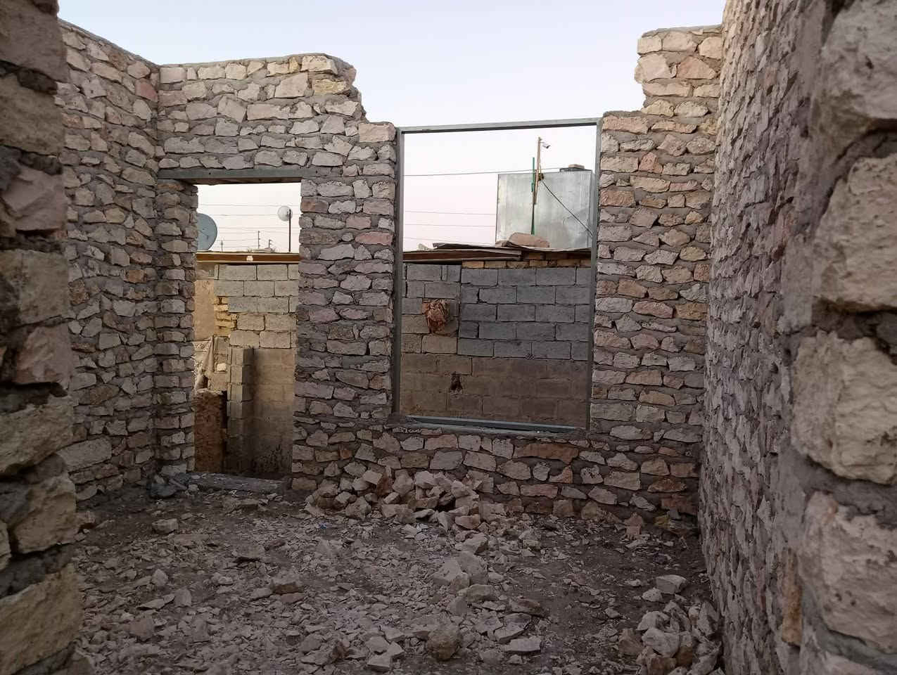 هيكل للبيع طابو صرف بزنكوره بناحيه اليرموك مساحه 370 متر غرفتين او صاله او ديوانيه او مطبخ او حمام 🛀 بناء حجر وسمنت رباط او اساس او مرشوش سم للارضه متوفر جميع الخدمات ماء كهرباء وطنيه مولد مدارس جامع اسواق الشارع تبليط او مراوس بيت بالشراع او مفرك زنكوره او ونتفق ع الفرق استفسار اكثر اتصل ***********

