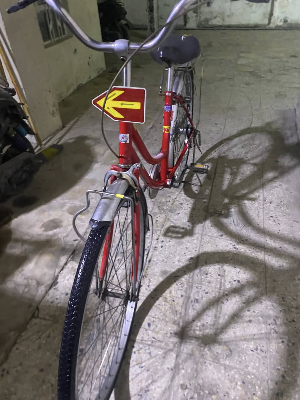 السلام عليكم بايسكل 🚲بطة للبيع  لون احمر🔴ما بيه نقص ولا برغي نقص فقط قمچي مال بريك    امامي بريك خلفي شغال بلمكان قفل  البايسكل شغال وبيه مفتاح    البايسكل يخبل ولون مميز 
السعر ٧٠ وبيه مجال       المكان بغداد الجديده   قرب الملجأ للاستفسار  رقمي ***********
