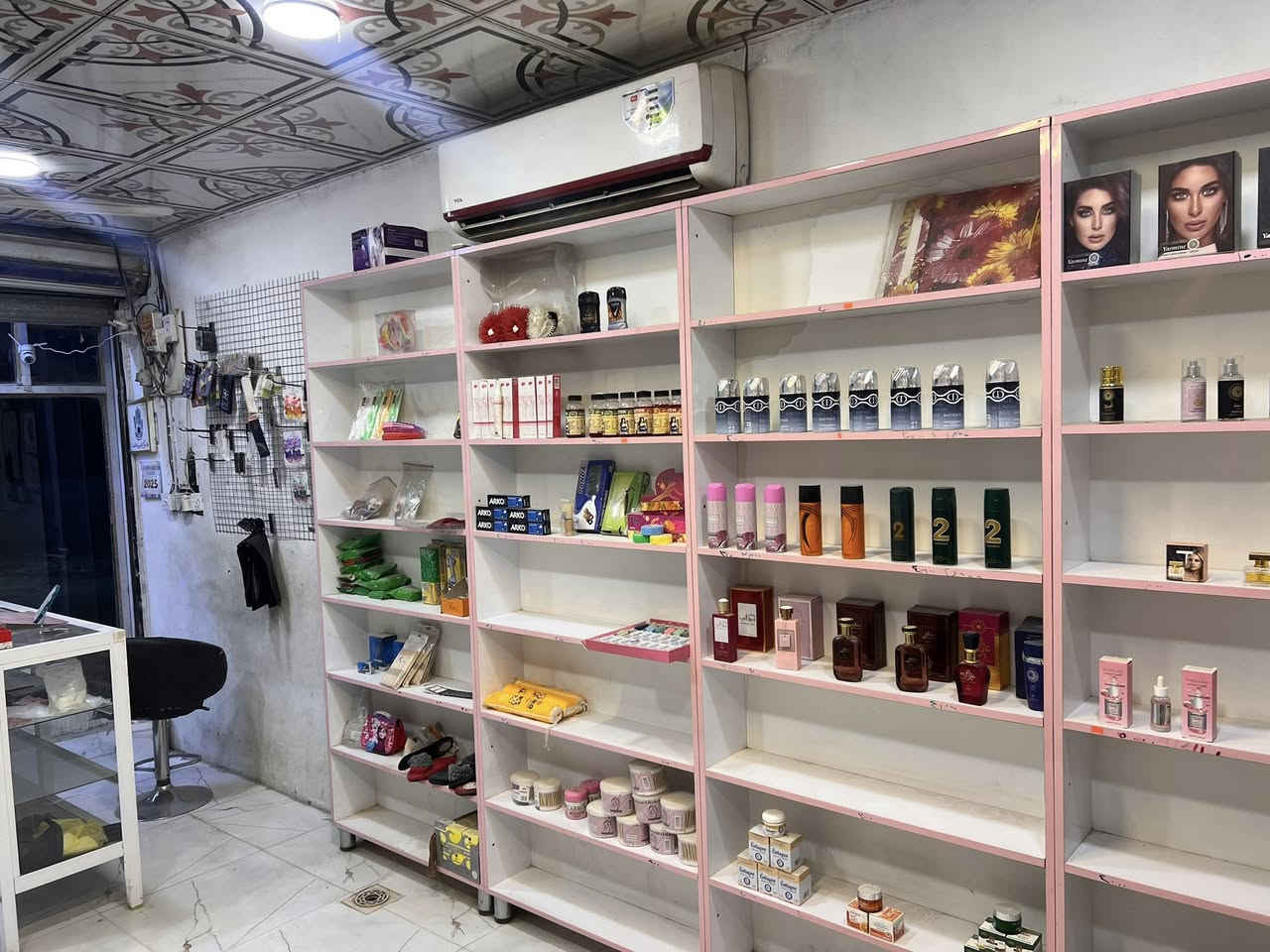 السلام عليكم كوزمتك للبيع كامل اضاء مع سبلت طنين سبب البيع لعدم التفرغ في علوة الفحل قرب مجسر الامام علي  مقابل مدرسة عبدالله ابن الحسين الاهلية للتفاصيل الاتصال ***********
