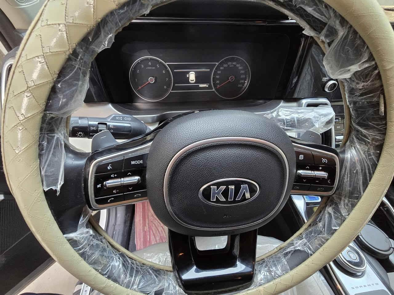 السلام عليكم
سورنتو للبيع موديل2021
 خليجي رقم اربيل الجديد مكفوله كفاله عامه عدا بارد بخشم الجاملغ الامامي الايمن 
المواصفات 
بصمه تشغيل/ بصمه بيبان/ تشغيل عن بعد/ جنطه كهرباء /حساسات امامي خلفي/ جي بي اس/ كير ماوس/ شاحن لاسلكي للهواتف/ هند بريك بصمه/ شفتات استيرن / تحكم استيرن فول / نضام نزول منحدرات/ نضام مانع انزلاق/ كشنات كهربائيه اماميه وخلفيه/ 7 راكب / كير 8 نمر/ 6 سلندر 3500/ 
وباقي المواصفات معروفه السياره خير من الله 
مكان السياره نجف  
رقم الهاتف ***********
