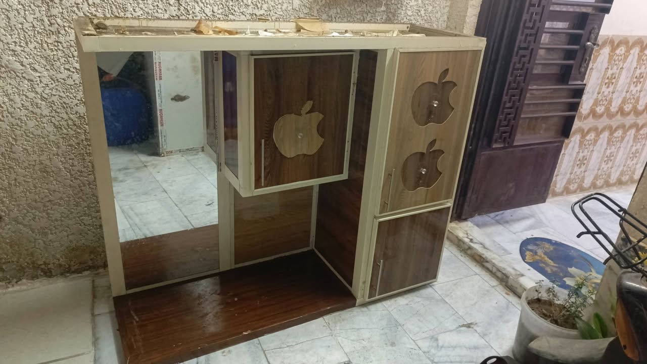 كاونتر الامنيوم نظيف كامل مع ملحقاته سعر 250مكاني الحريه 
***********
