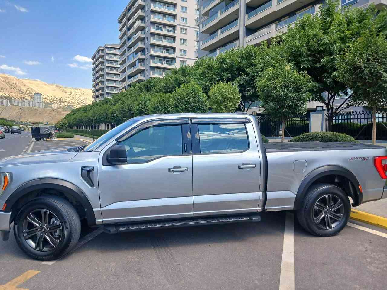 Ford F150 2023 کلین تایتڵ کەنەدی دەبڵ ئەکسل 
مواسەفات لاریات ی فول فولە بێ پانۆڕاما نمونە لە جوانی 
بێ بۆیاخ و بێ دەعم و لێدراوی کەنەدیە 
مەکینە ٨ بستۆن گێڕ و مەکینەی بەشەرت نەکراوەتەوە و کامل سێرڤس کراوە 
مواسەفات( شاشە گەورە و گێچی ئەلیکترۆنی - کوشن جلدی ناو قاوەییە کوشن سارد و گەرمە پێش و دواوە- ڕادار ٣٦٠ ) 
کامل جوانکاری بۆ کراوە 
نرخ: ٢٩٥$ و معامەلەیەکی کەم 
Nrx:295$ majal 
سلێمانی ناوشار
ژمارەی خاوەنی :*********** السليمانية, العراق
