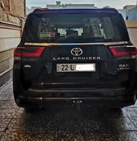 تيوتا لاندكروزر ٢٠٢٢ محدثة بلاك ادشن مضاف اليها شباك اسود ليد ترايش ني...