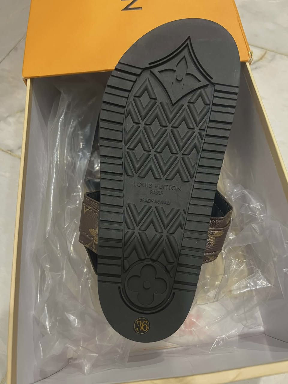 حذاء (لويس فيتون) نقشة الـ Monogram اصلي قياس 36 مع ملحقاتها سعر خاص


**إذا كنت صاحب هذا الإعلان وتريد حذفه لأي سبب، رجاءا أرسل رسالة إلى الدعم الفني**
