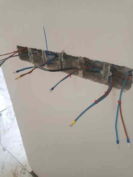 تشطيب كهرباء سيمنز سيڤال التركي داخل اليوانية مع بوتلس وشناطات شغل درجة اولى مع ضمان العمل والتقفيل سعر النقطة 4 للاستفساريرجى مراسلة الصفحة او الاتصال ع*********** ابو غيث
