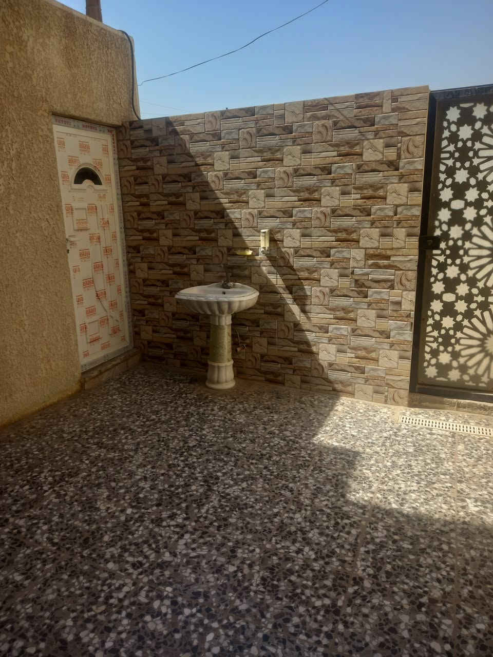 سلام عليكم بيت للبيع بلديات ضباط طابو صرف باسمي ع شارع عريض ١٠٠ متر مع تشجير ٤٠ متر البيت بناء حديث قاطين مسلح يحتوي ع ستقبال ومطبخ وصاله وغرفه منام ومنور وصحيات عدد ٢ وحده خارجيه وحده داخليه القاط ثاني غرفتين مع صاله وصحيات سطح شتايكر جديد رقم الهاتف *********** واتساب موجود سعر 190مليون وبي مجال كلش قليل
