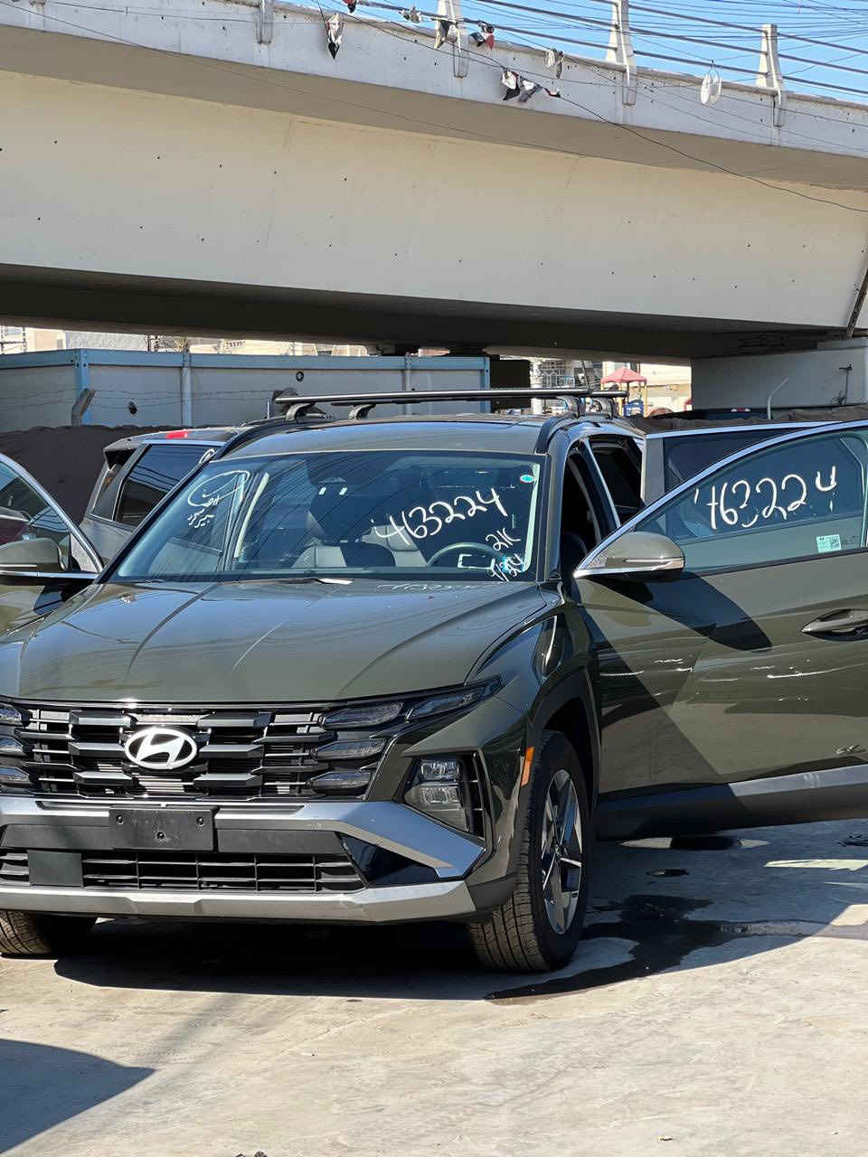 السلام عليكم للبيع فقط
توسان موديل 2025 لون زيتوني دخول جديد بدون رقم منفيس بسمي بيها رقم فحص مؤقت  

المواصفات SEL فول فتحه بصمه جلد داخل ابيض  فول رادار امامي خلفي جانبي سايد بريك بصمه مكينه 2500 كشن  شاشه دجتل ماشيه 10الف صور الحادث بل منشور بيها بارد بل باب الخلفي علئ شبر حته صور السمكره بل منشور جديده لوك السيارة  مكاني بغداد البنوك 

السعر 238$ورقه وبيها مجال 
للاستفسار:***********
