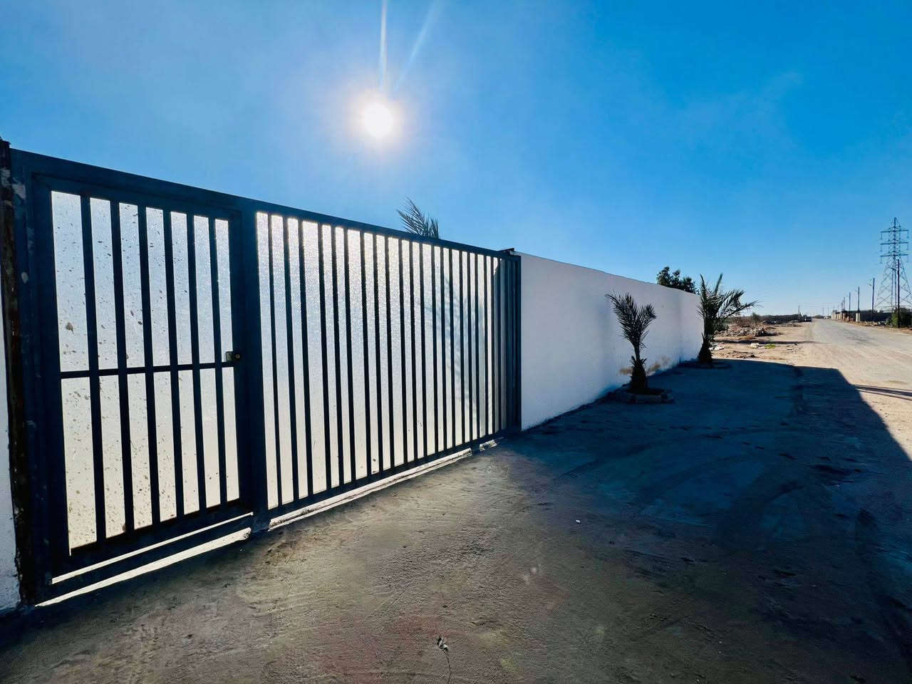 ((🧿اللهم صلي على  محمدوآل محمد🧿))
@الجميع((👈#مكتب_ألسنتر للعقار))

يالله بيت للبيع مساحه 1300متر بناء  275متر ولباقي حديقه مع كراج جبير 

لبيت بنجف عله شارع كربلاء عمود 150يبعد عن شارع كربلاء اقل 400متر قريب عله شارع لزوار🙏🤲

لبيت طابو زراعي مشمول بتطويب جاهز ثاني يوم يداور باسمك 

⚜️⚜️⚜️⚜️⚜️⚜️⚜️        

تفاصيل لبيت👇
غرفة عدد 3بنضام سويتات
صاله+ستقبال+مطبخ+صحيات داخليه وخارجية لبيت كله جمس وسحبات ملكيه ارضيه بورسلين ثقيل بناء كله طابوك جمهوري لبخ ثلث مراحل اساس وسقف صب بناء حديث بسنه ال2025

ملاحظة يوجد لدينا عروض بغير مكانات وبأنسب السعار بجميع انحاء النجف الأشرف اتواصلو ويه مكتب ألسنتر بملحق قرية الغدير بسايدين ل.  ***********   اتصال وتساب
