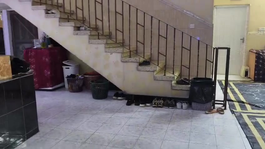 بيت للبيع بالبصره الجزائر قريب على مستشفى الموسوي المساحه 360م طابو صرف البيت ورثه وموجود قسام شرعي التفاصيل واتساب او اتصال لا غير *********** والي مو شراي لا يتعبني رجائا
