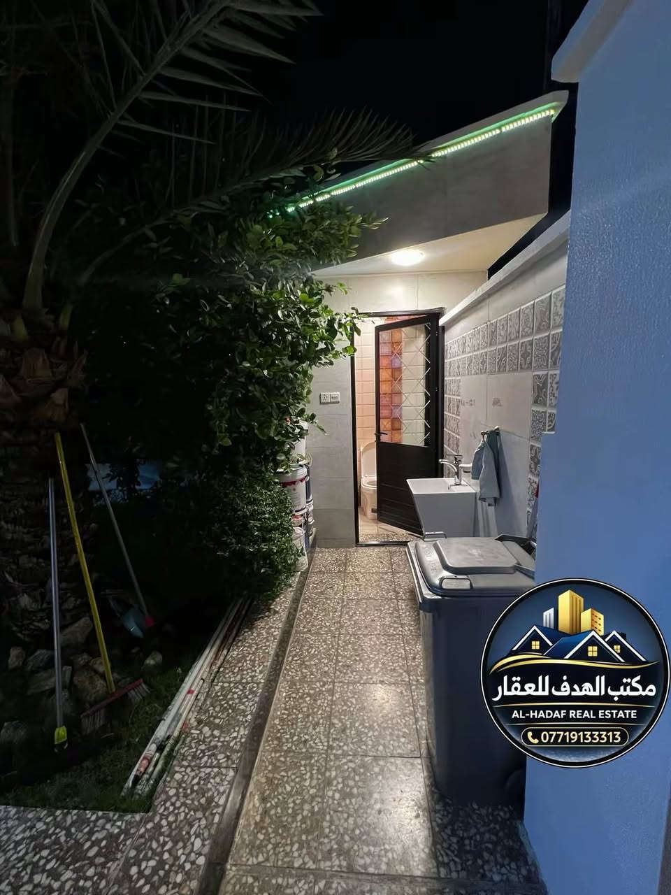 - دار للبيع مساحة 240  متر حي البنوك التربية  (مؤثث ب كامل) فول درجة اولى بناء 2022 الواجهة 8 م النزال 30 م (سند مفرز) يحتوي على كراج + حديقة + صالة + مطبخ + حولي + غرفة نوم سويت + مناور عدد 2+ غرفة غسيل
ط2/ أربع غرف نوم + حولي

للأستفسار ***********
