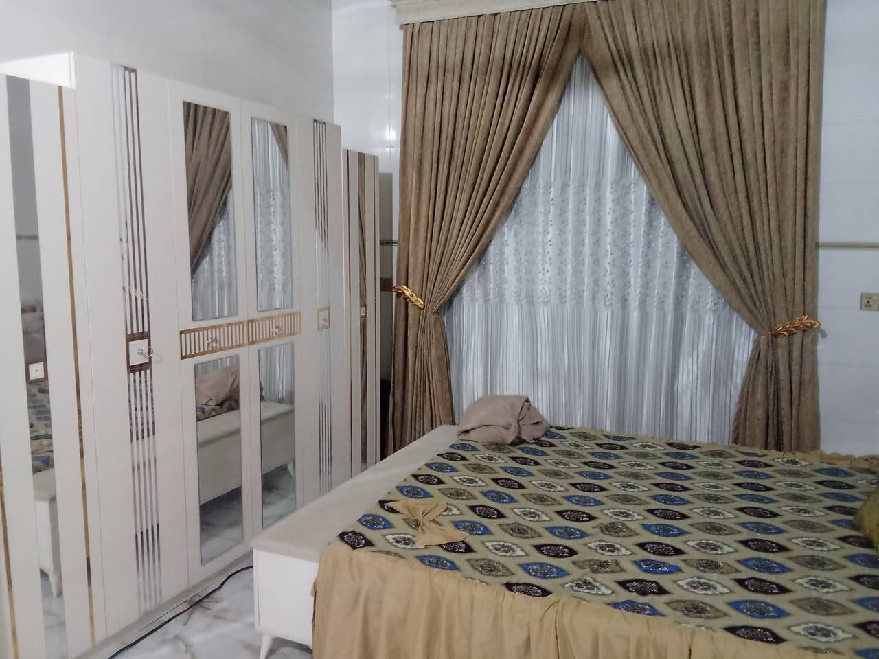 سلام عليكم لدينا بيت وحديقه مساحه 400متر البيت يحتوي 3غرف نوم صاله  داخليه و خارجيه استقبال الاستفسار ***********
