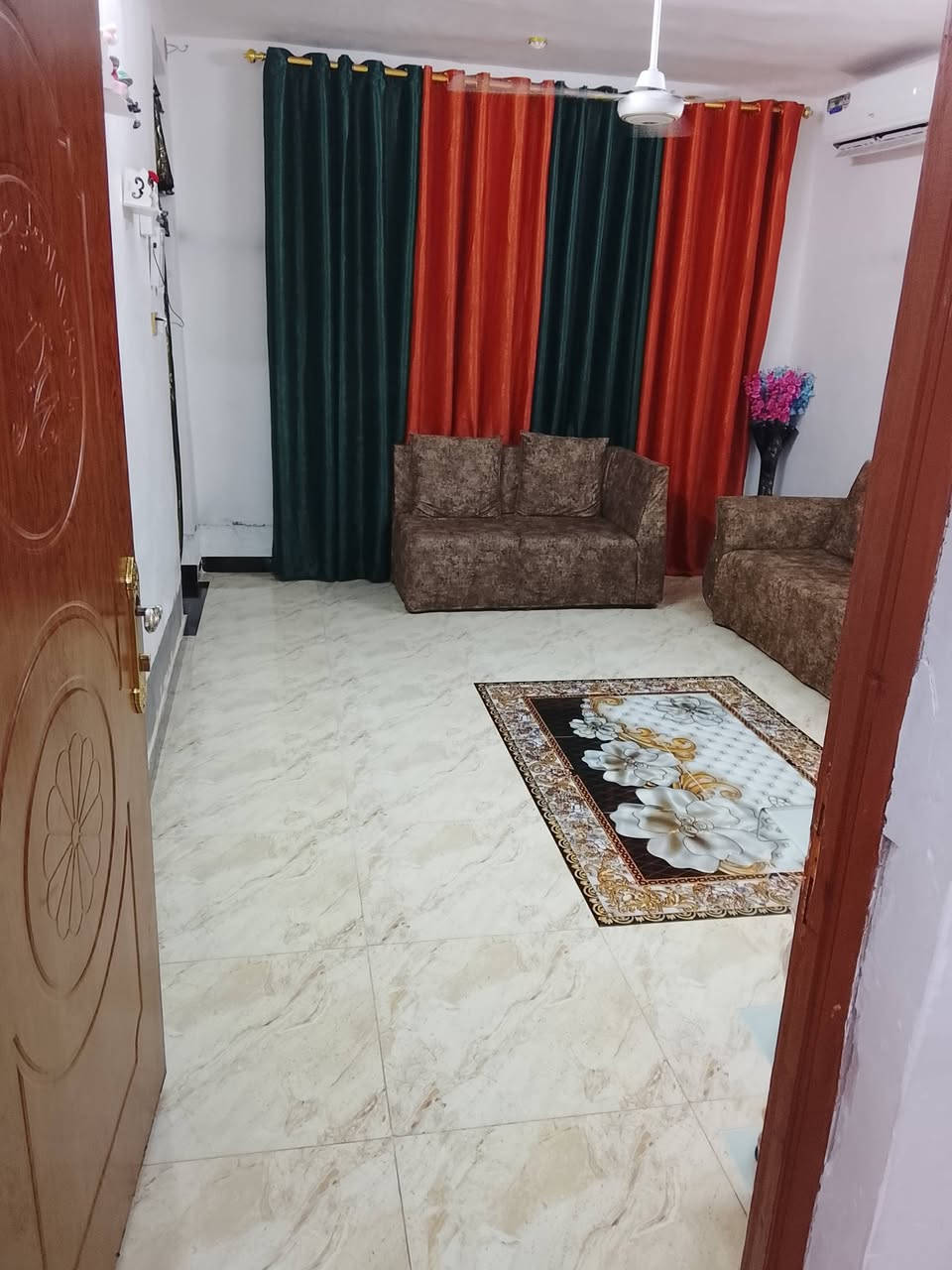 يالله سلام عليكم دار للبيع بغداد المدائن حي الشهداء حي الزلك الدار ركن مساحه ١٥٠ متر يتكون من غرفة نوم وصاله استقبال مطبخ صحيات داخلية خارجيه كراج سياره علماً السقف عكاده خدمات كامله تبليط كهرباء ماء زراعي 117السعر ٤٥ وبي مجال للاستفسار ***********
